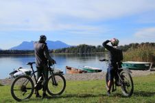 人工湖骑二人自行车